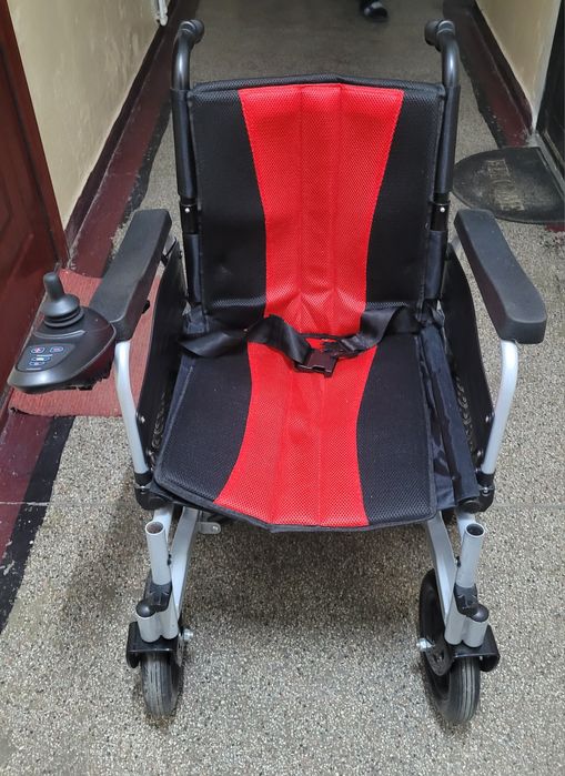 Vând carut electric pt persoane cu dizabilități