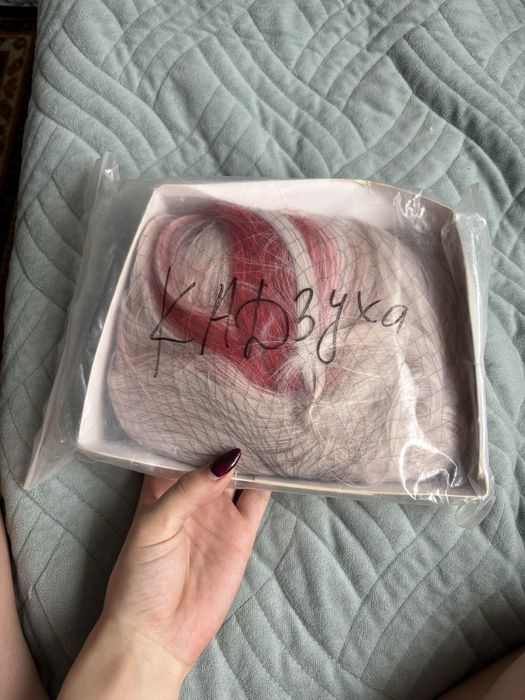 Парик, белый с красной прядью