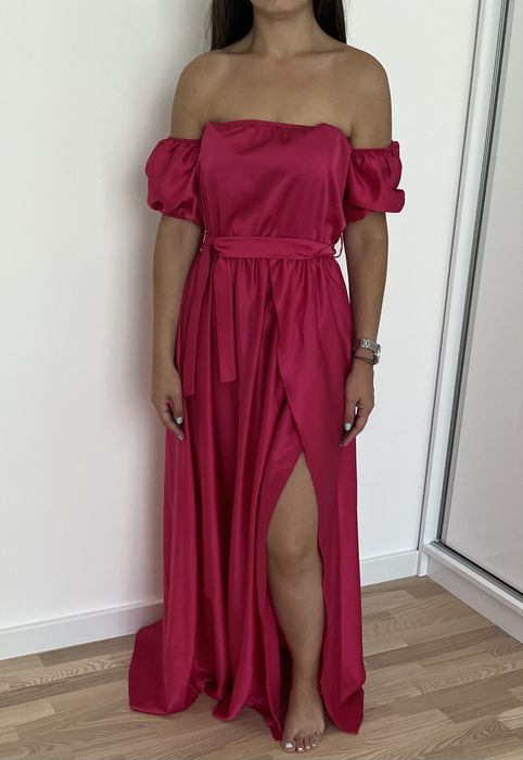 Розова дълга сатенена рокля