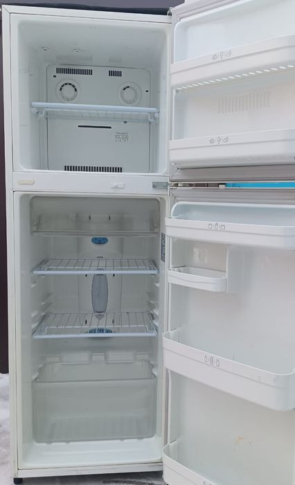 Двухкамерный холодильник