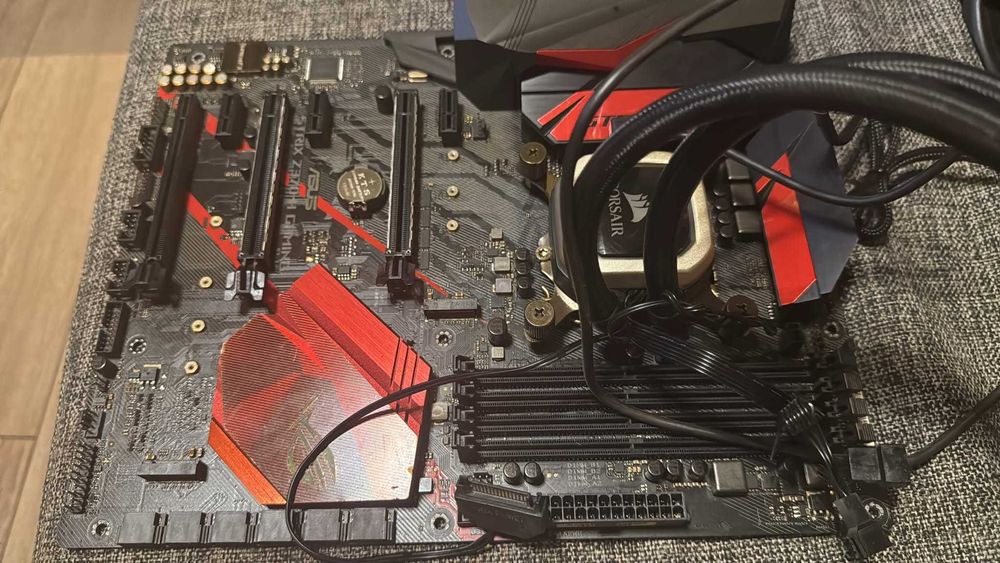 Pachet Intel I7 9700k + Placa baza Asus ROG STRIX Z370-H GAMING + Cooler Corsair H115i PRO