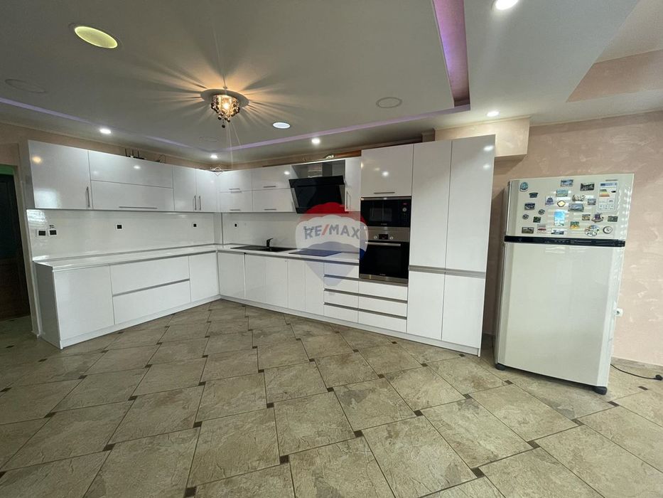 Дава се под наем Къща в Аксаково - 290 кв.м за 766 € - Снимка #7