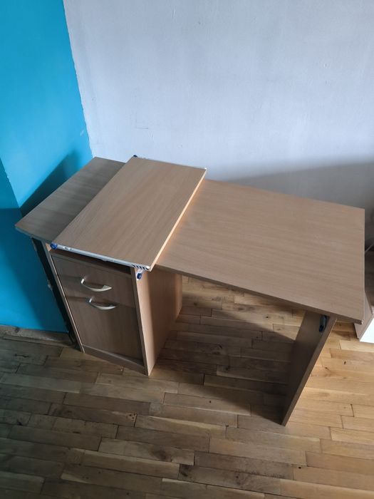 Бюро с поставка за клавиатура