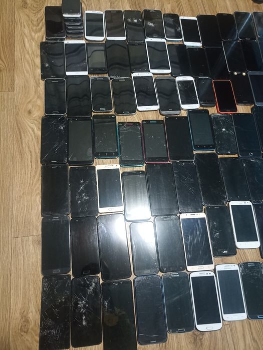 Vând lot 101 telefoane de piese