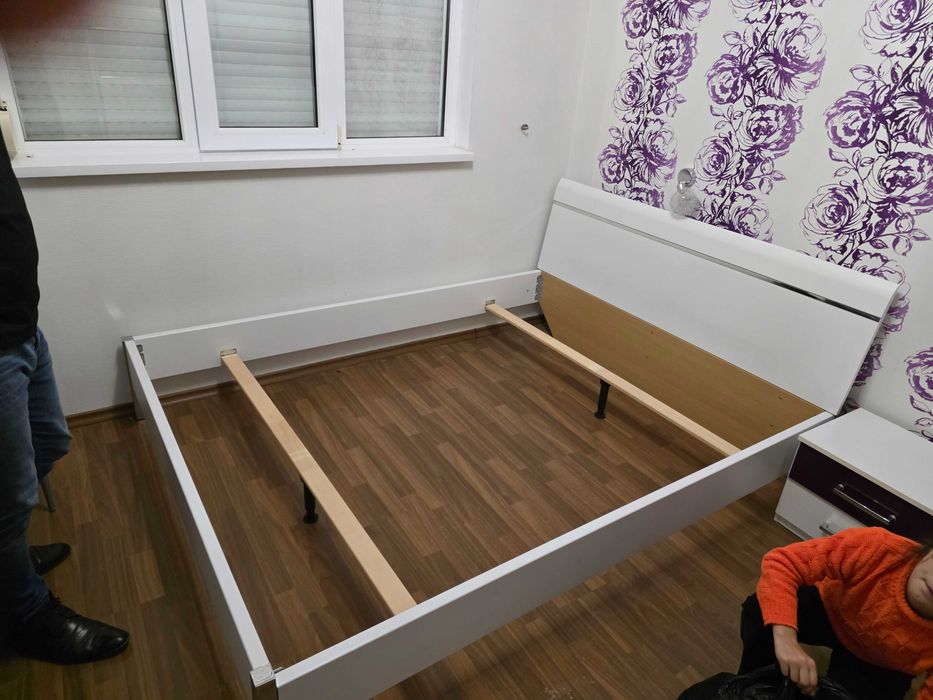 Мебели за спалня (легло, гардероб, шкаф и 2 нощни шкафчета)