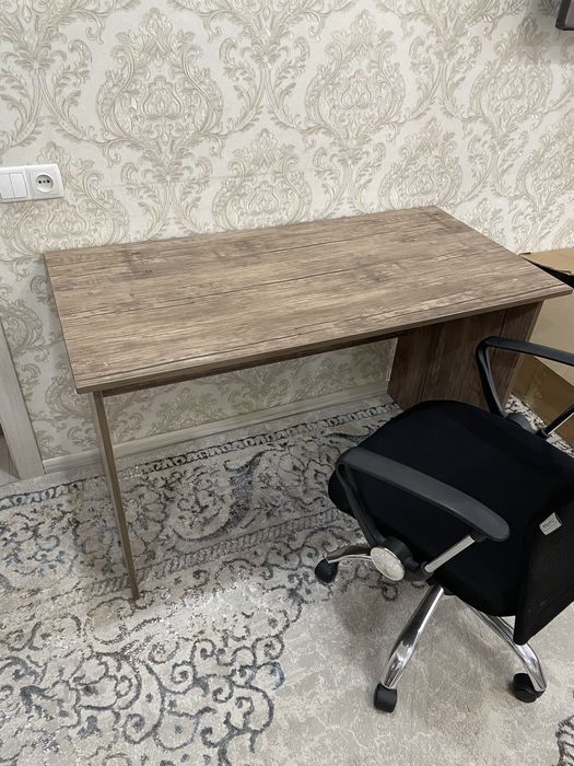 Письменный стол и кресло