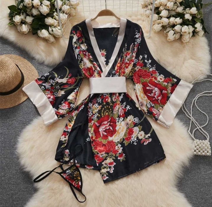 Японское Кимоно С V-образным Вырезом И Цветочным Принтом На Талии.