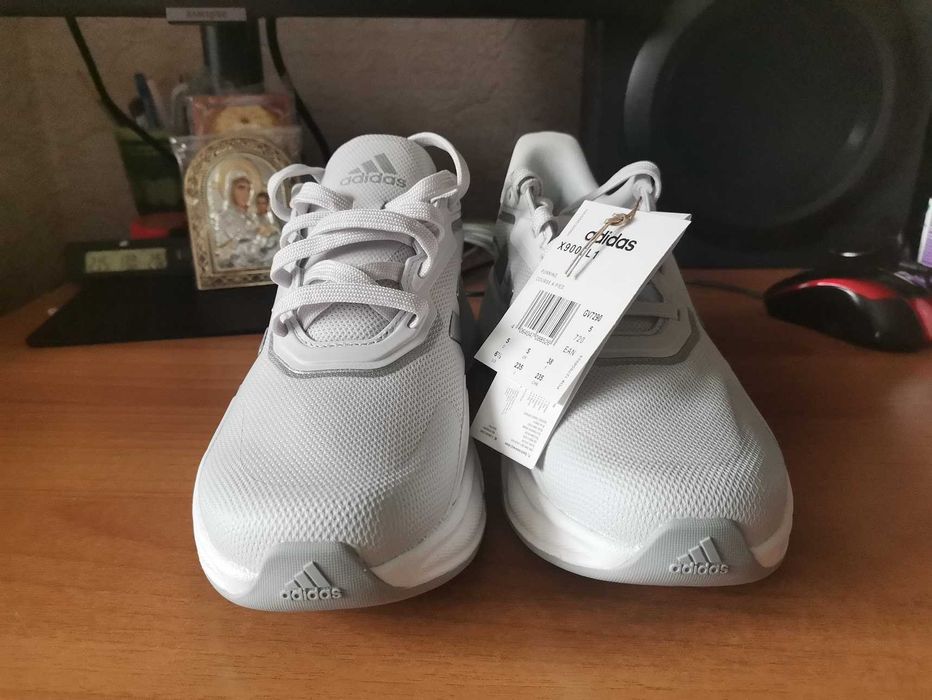 Нови дамски маратонки Адидас.