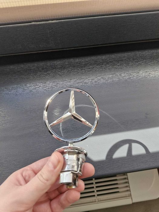 Capota - aripa dreapta - stema / sigla - Mercedes e-class w212 - 2012