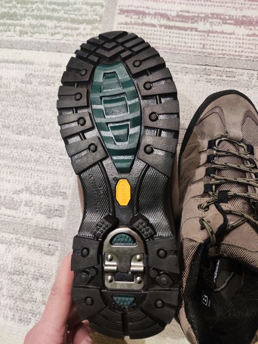 Зимние ботинки с шипами Bona