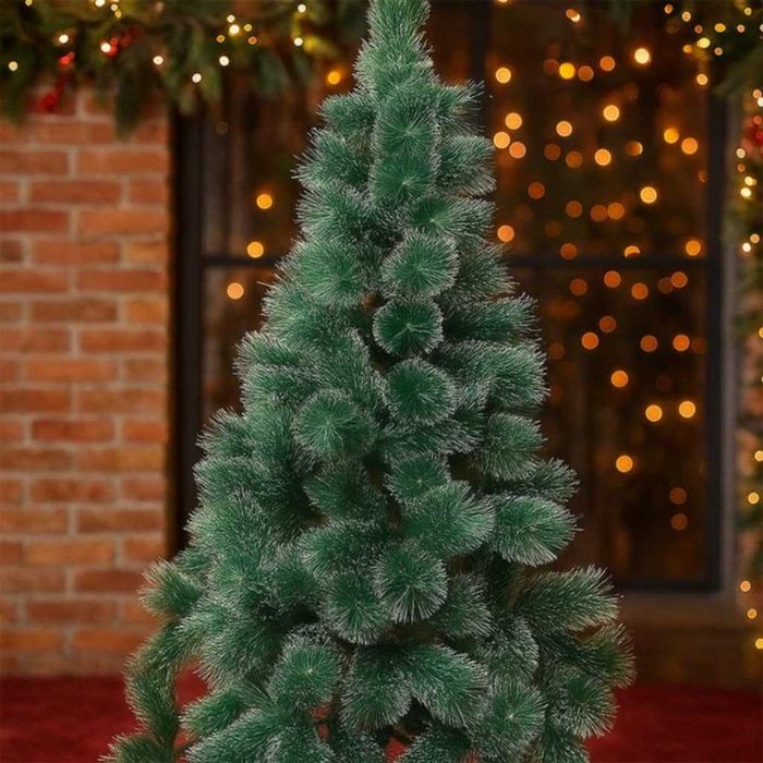 Коледна елха с бели заскрежени връхчета. С пластмасова стойка