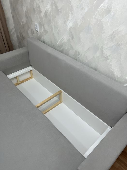 Диван с подушками