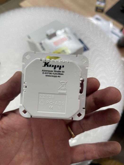 Comutator inteligent hibrid Kopp Smart-Control, controlul obloanelor rulante, jaluzelelor și copertinelor, compatibil cu Amazon Alexa și Google Home