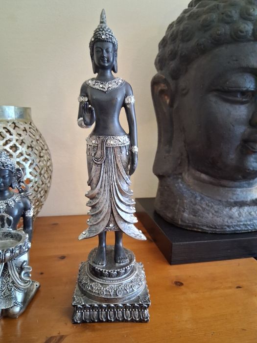 Продавам 2 статуи заедно на Буда, черна и сребърна, "Богиня Деви Тара"