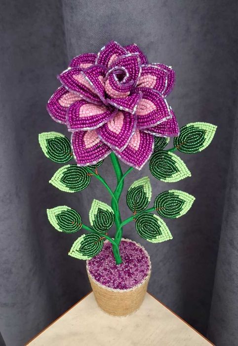 На подарок цветок из бисера