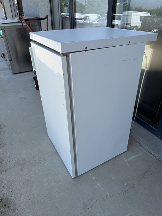 Малък хладилник с камера