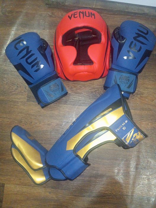 Вещи для кикбокса перчатки футы и шлем.