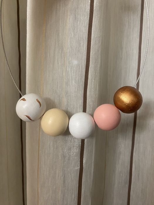 Colier cu margele de lemn pictate manual