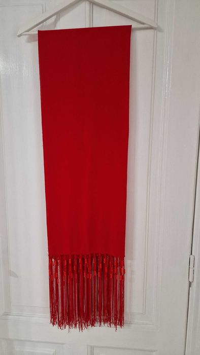 Eșarfă roșie elegantă din voal cu franjuri