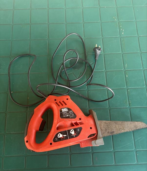 Vand ferăstrău electric Black & Decker 400W