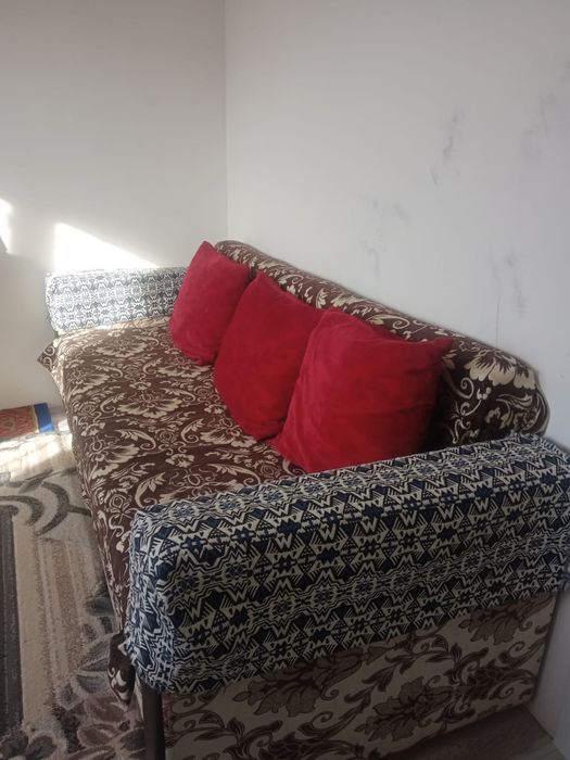 Шкаф с вешелками и диван