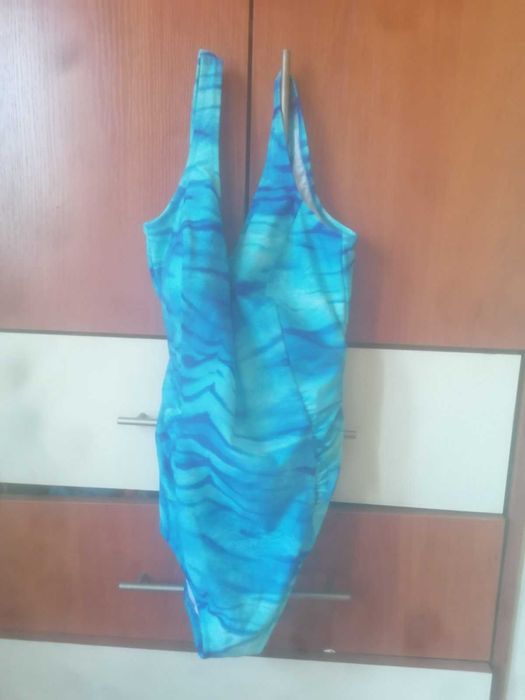 Продавам дамски бански цели, размер L-XL