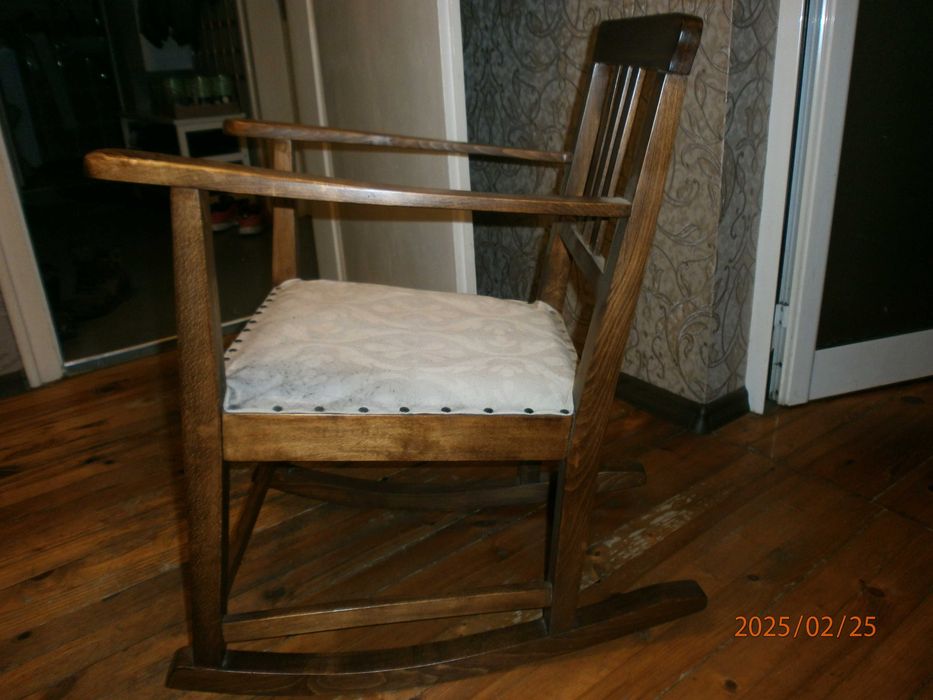 старинен люлеещ се стол