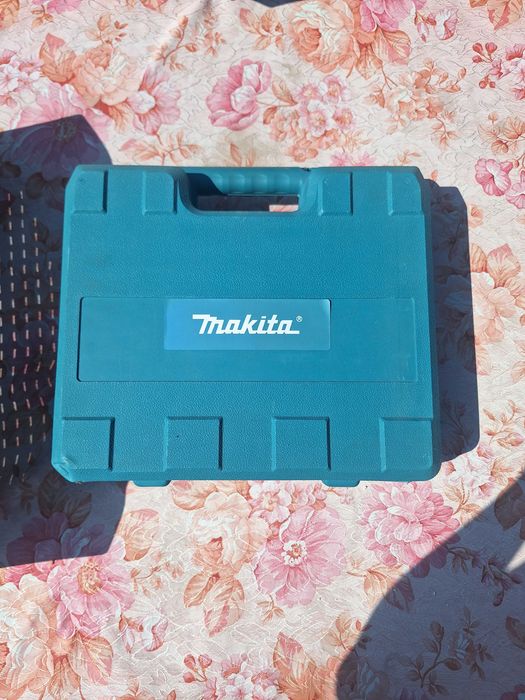 Чисто нов винтоверт с две батери