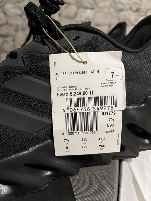 Чисто нови маратонки Adidas, никога не са носени.