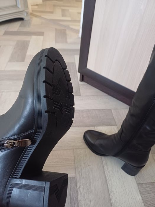 Новые сапоги, одевала  2 раза, разонравились, не буду одевать.