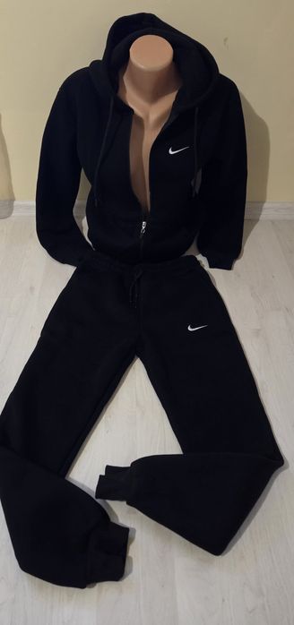 Trening dama Nike vatuit de iarna.