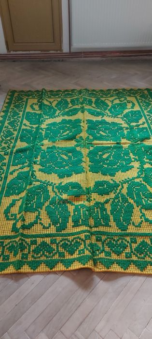 Macate tesute din lana moale.