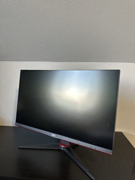 PC desktop de vânzare cu monitor și tastatură