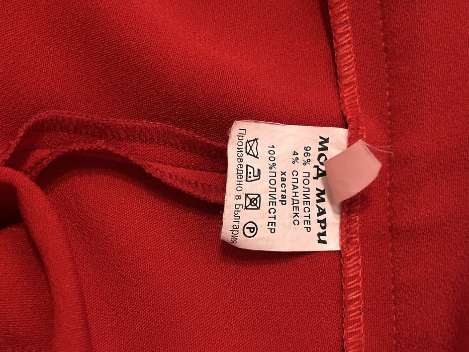 Елегантен дамски костюм в наситено червен цвят размер 42