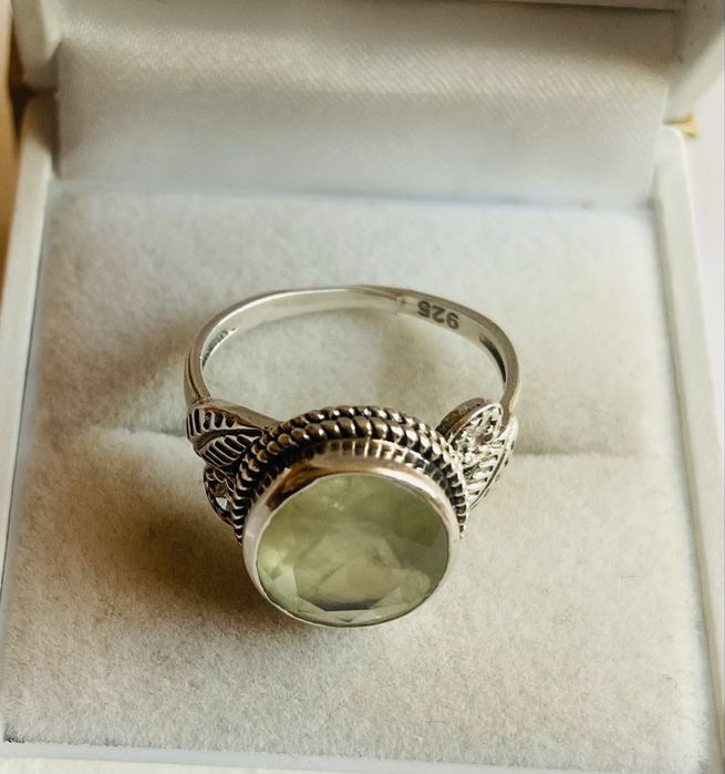 Inel din argint cu prehnit