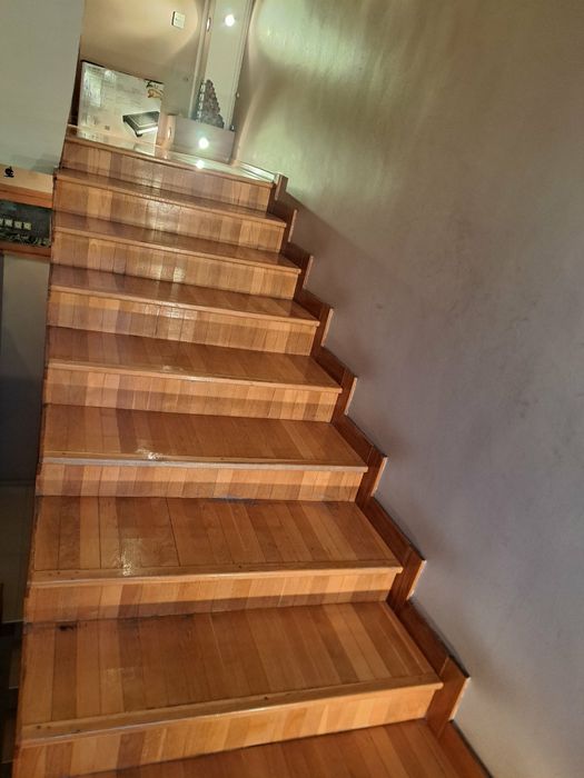 Стъпала и стълби от дърво и ламинат.