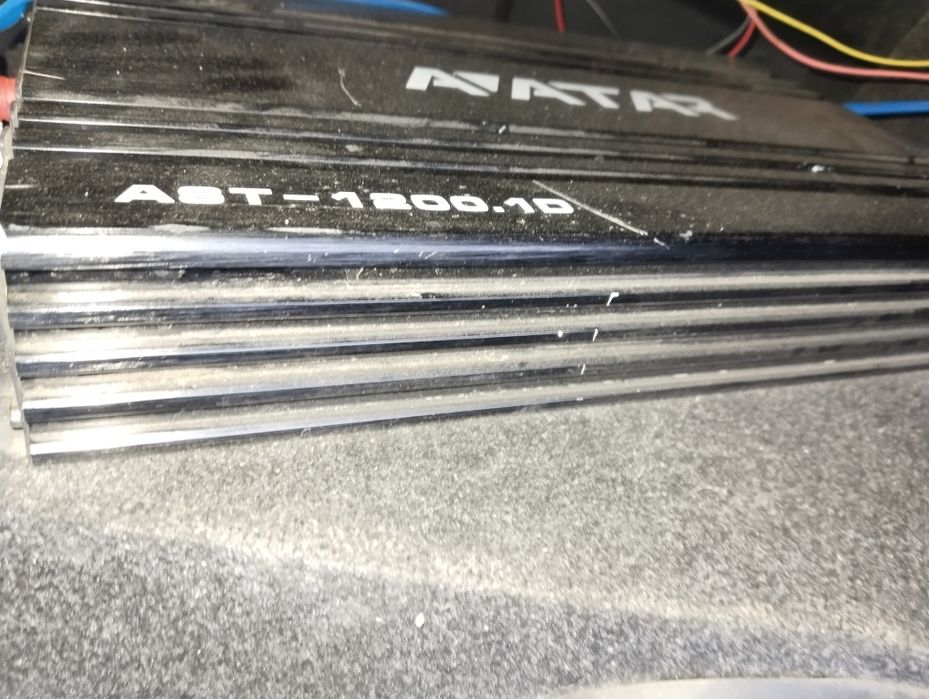 Продам сабвуфер с усилком