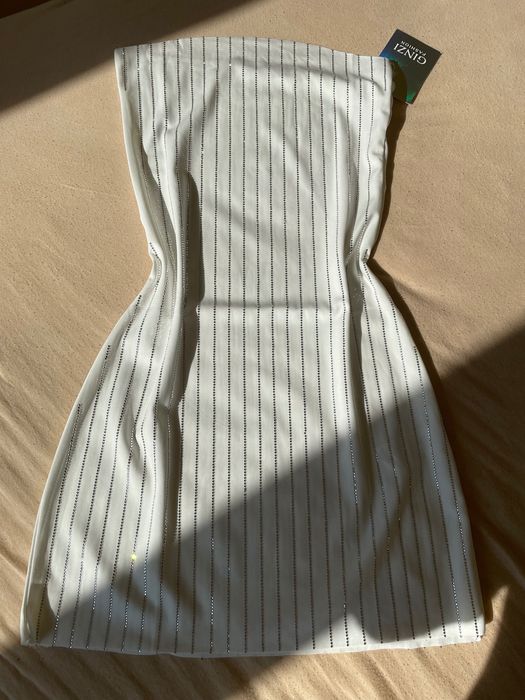 Чисто нова бутикова къса бяла рокля с етикет