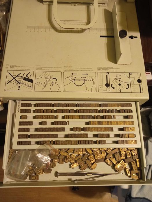 Mașina tipărit coperți diploma Goldpress 4+