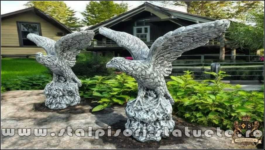 Set statuete vulturi pe stâncă, șoimi, gri patinat, model S35.