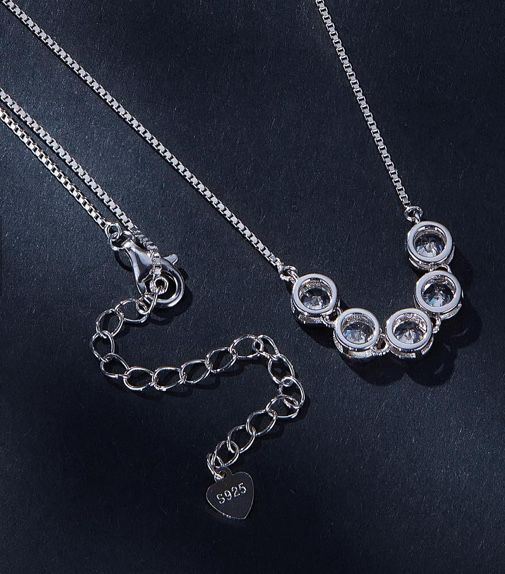 Сребърно колие с Мойсенит