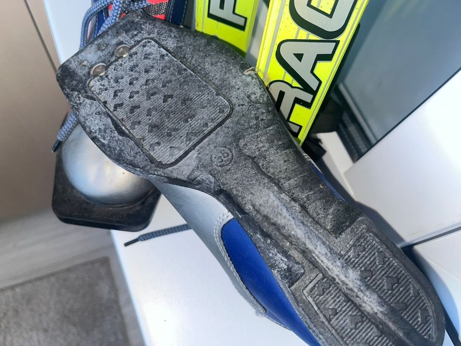 Лыжи с ботинками 36 го размера.