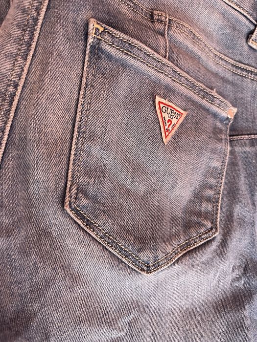 Дънки Guess в безупречно състояние