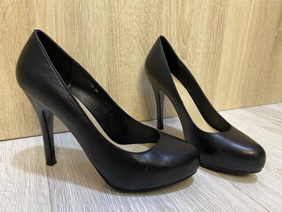 Черные туфли с красной подошвой