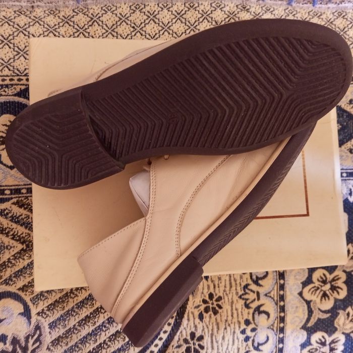 Продаются женские туфли.