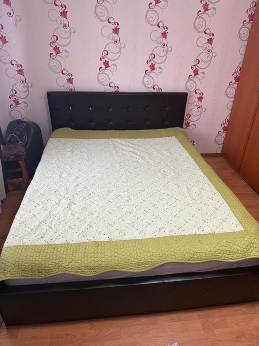 Se vinde mobila completa pat dublu sifonier 4 usi comoda