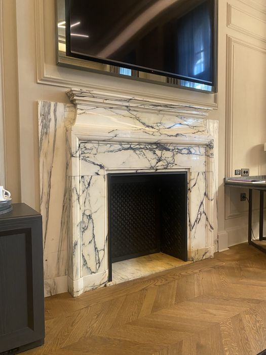 Semineu clasic din  piatra naturala