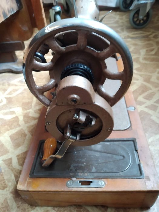 Функционираща • Ръчна шевна машина Калинина