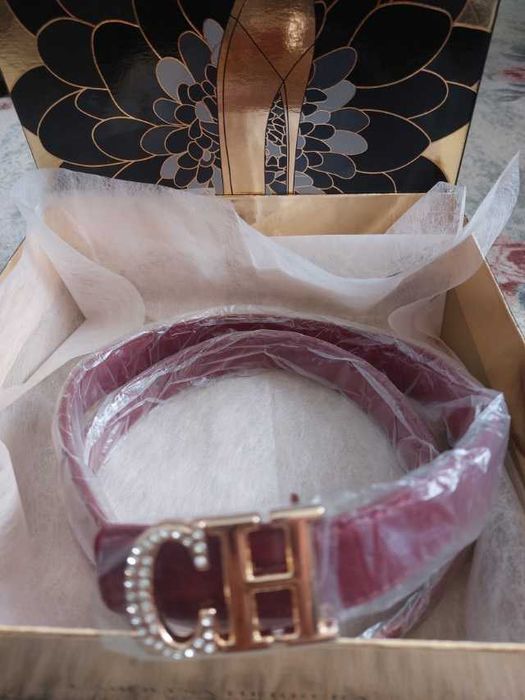 Curea rosie CH Carolina Herrera rosie NOUA