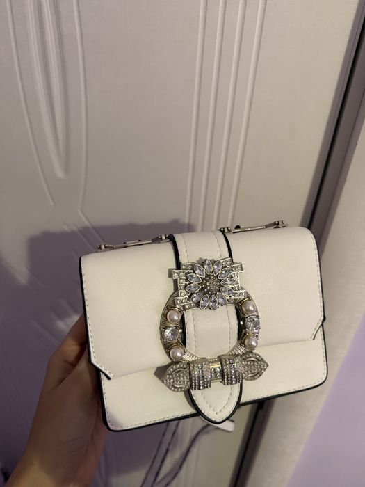 Бяла чанта с камъни